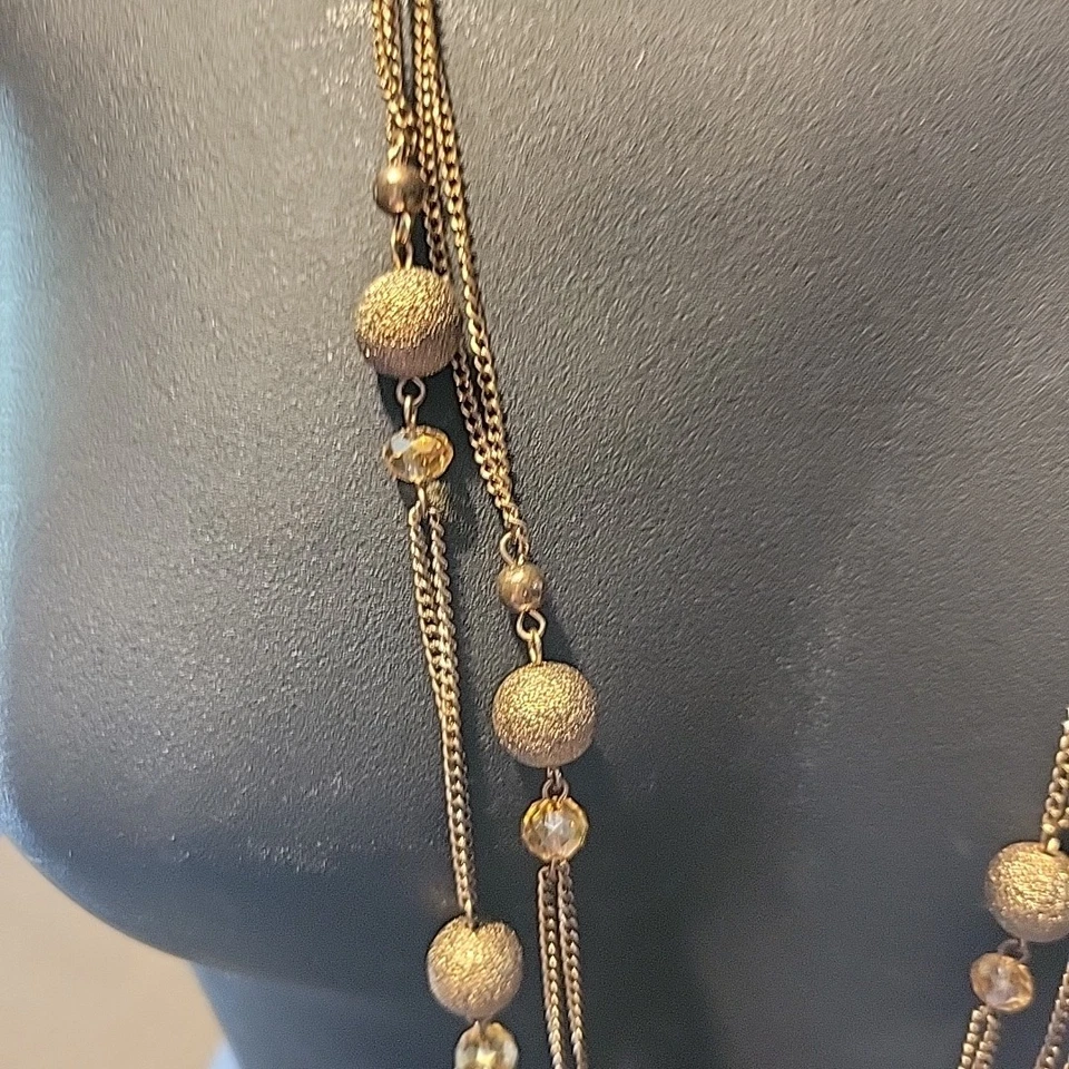 Joias fantasia glam colar de contas douradas e marrons fio duplo - Imagem 2 de 4