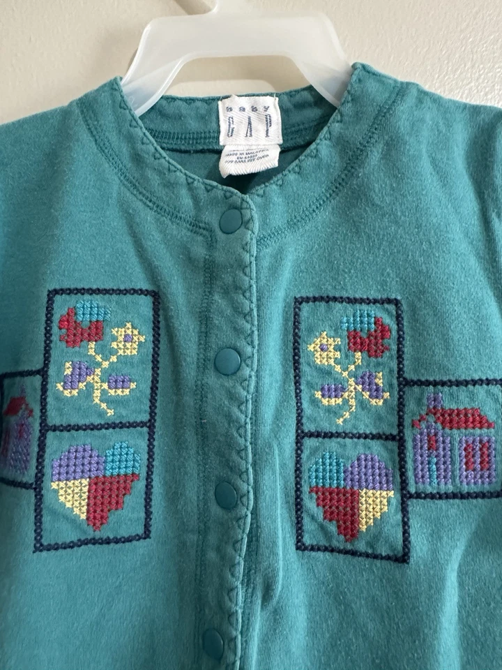 Mameluco vintage Baby Gap años 80 90 verde azulado punto de cruz corazones bordados 3-6 MO Foto 2 de 4