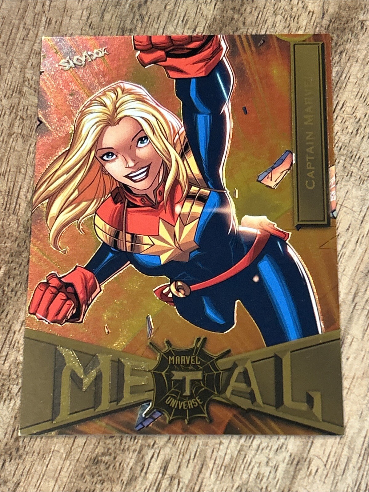 2022 Marvel Metal Universe Spider-Man Gold Light FX #17 Captain Marvel