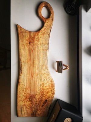 Handgefertigtes Wurstwarenbrett aus gesalzener Esche / Live Edge Servierbrett / irisches Holz