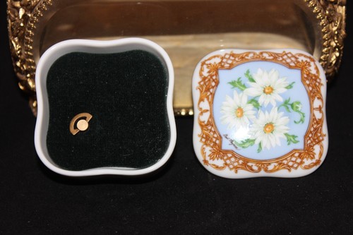 Vintage Heritage House 1990 Porcelain Music Box, Ltd Edition, The Way We Were - Picture 3 of 9