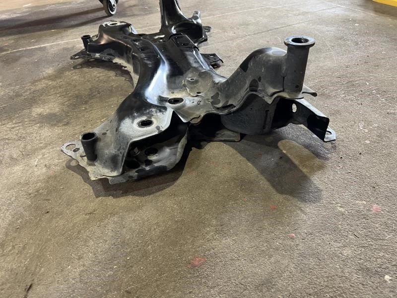 Subchasis travesaño suspensión delantera Toyota Prius 2010-2014 tracción delantera 51201-12441 OEM Foto 3 de 4