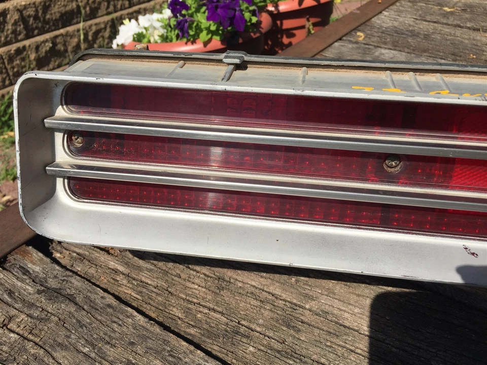 Conjunto de luz trasera derecha Buick LeSabre 1973 OEM RH 73 Foto 4 de 4