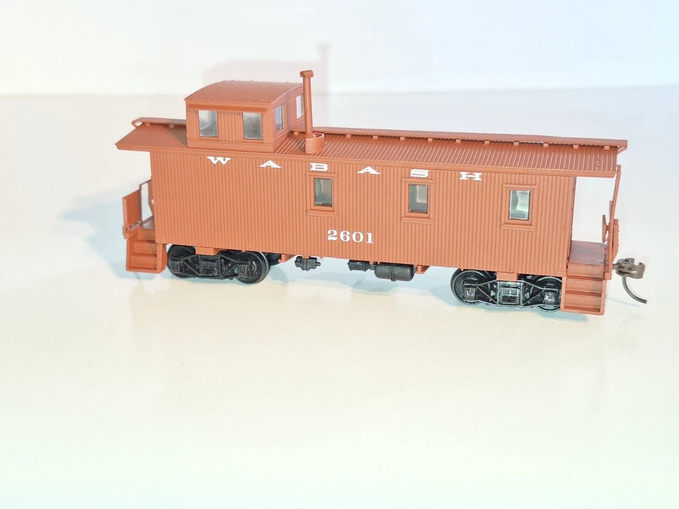 Walthers 932-7505 30' Wabash 2601, Wood Caboose. Excellent cond. HO scale. Boxed - Image 3 of 4