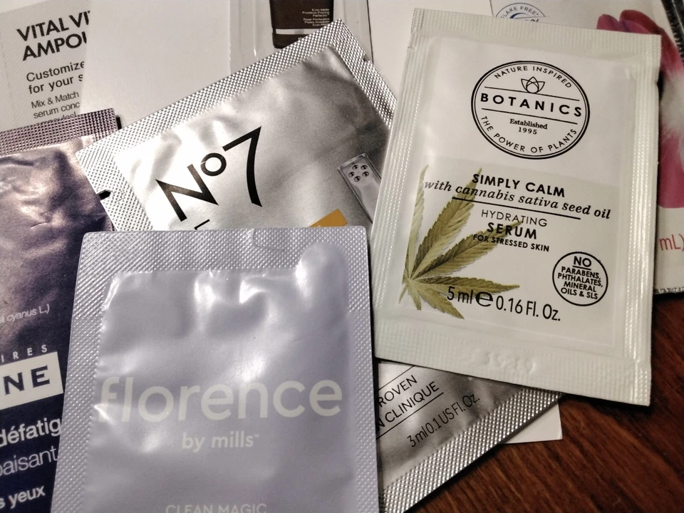 Máscara de ojos Jabón y Gloria ataque de ojos hinchados 1 par de parches para ojos y muestras lociones Foto 4 de 4