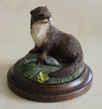 COUNTRY ARTISTS ENGLAND OTTER AND FISH ON GRASS ORNAMENT PLINTH 1984 R C AND CO