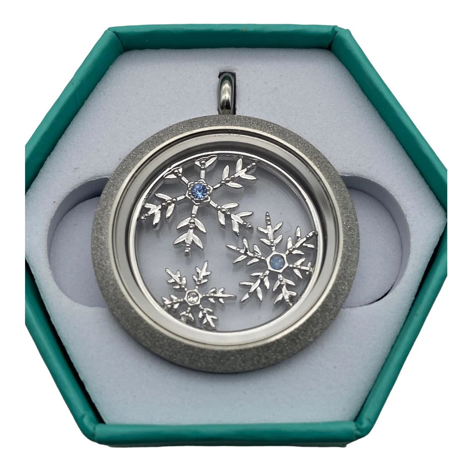 Origami Owl Grande Medallón Plateado Cara y Espalda "Copos de Nieve" Plato Azul Y Transparente Foto 3 de 4