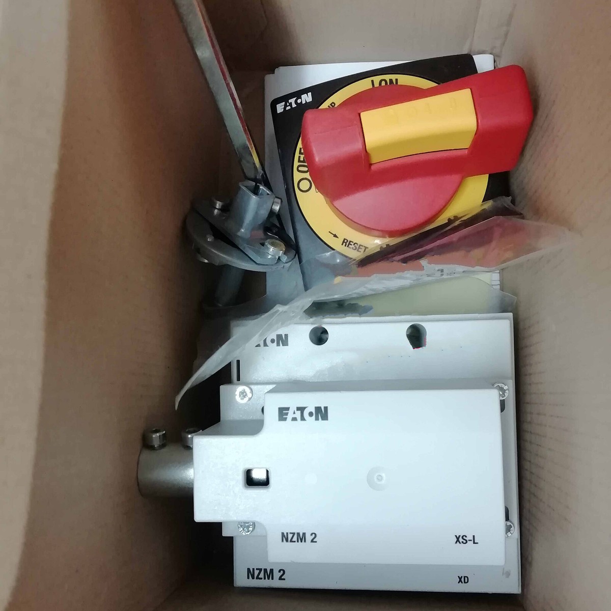 1pc new EATON NZM2-XSR-L Circuit Breaker Left Handle spot