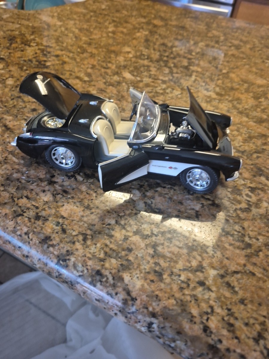 Bburago Chevrolet Corvette 1957 ミニカー Bburago Chevrolet Corvette 1957 Convertible Black And White 1/18