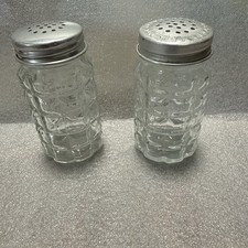 VINTAGE ANCHOR HOCKING GLASS WAFFLE SALT & PEPPER SHAKER SET GC SILVER LIDS
