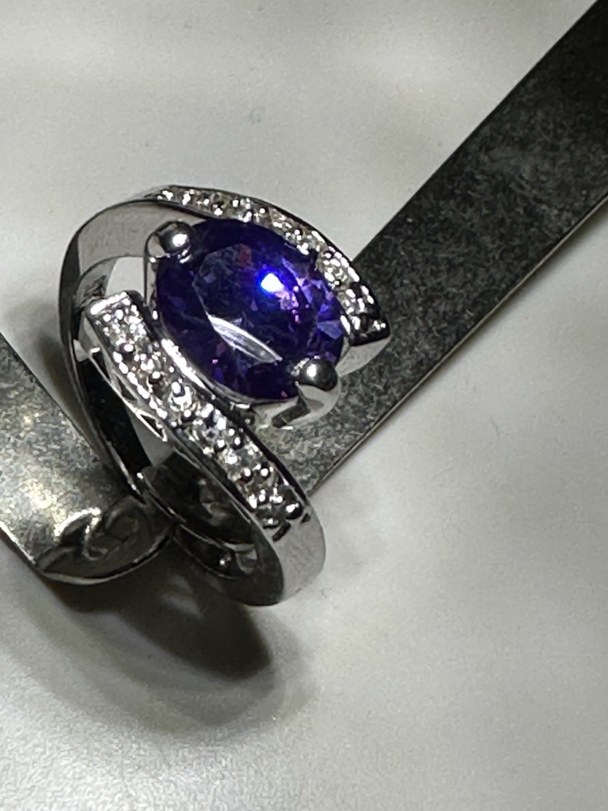 Solid 10k white gold dress ring featuring an oval… - image 6