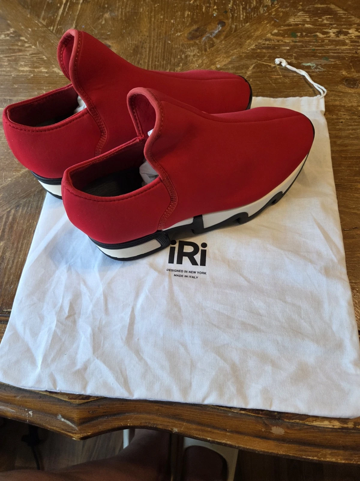 New iRi NY Womens Red Low Top Sneakers. Made In ITALY. SIZE 40.5.