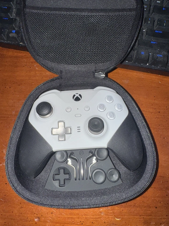 Controle Xbox Elite Series 2 branco em bom estado com pás e estojo - Imagem 2 de 4