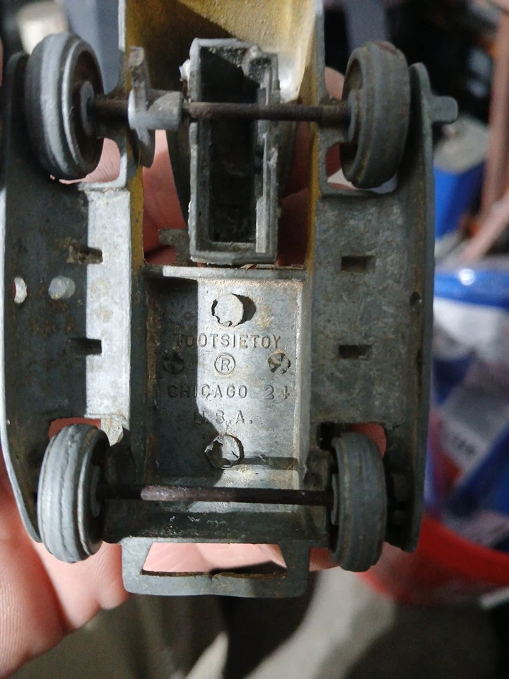 Veículo de construção vintage Tootsie brinquedo metal fundido lagarta diesel amarelo - Imagem 3 de 4