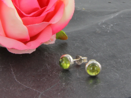 Hellgrüne Peridot-Cabochon-Ohrstecker, 6 mm - Bild 4 von 11