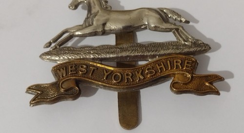 WW2 West Yorkshire Regiment Original Cap Badge Bi-metal Maker JR Gaunt Vintage - Picture 9 of 11
