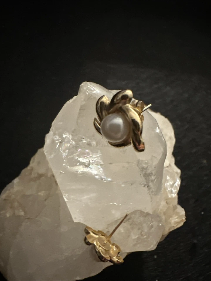 14k Gold Pearl Flower Earrings Yellow Gold Pearl Stud Earrings 0.5 Grams — 第 2/4 张图片