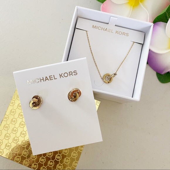 激安!Michael Kors Concentric Circle Pendant ネックレス Michael Kors Logo Circle Necklace & Earrings Set -NWT $170