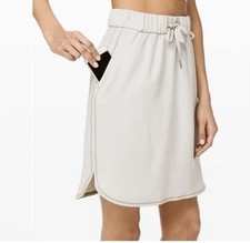 Falda para mujer Lululemon sobre la marcha talla 6 al aire libre bolsillos de viaje Silverstone