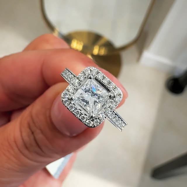 Alianza de diamantes cultivados en laboratorio talla princesa de 3,90 quilates en oro blanco sólido de 18 quilates