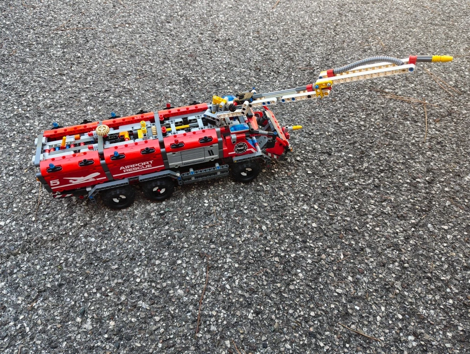 LEGO Technic 42068 Airport Rescue Vehicle, foto 3 di 4