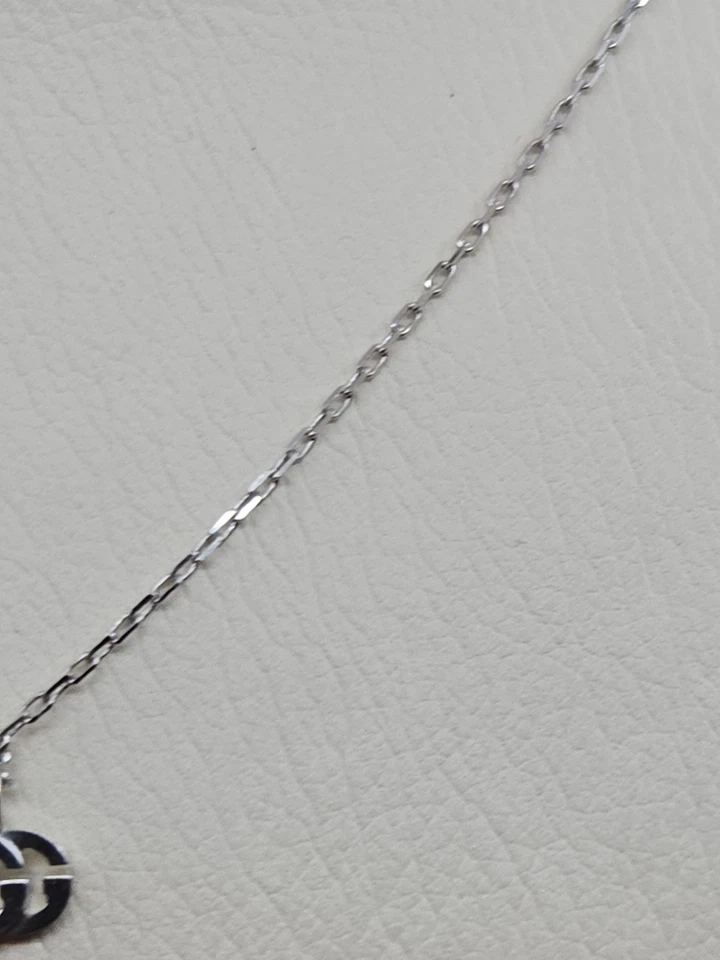  Collar Gucci, colgante Running GG, oro blanco de 18k, 16 pulgadas  Foto 3 de 4