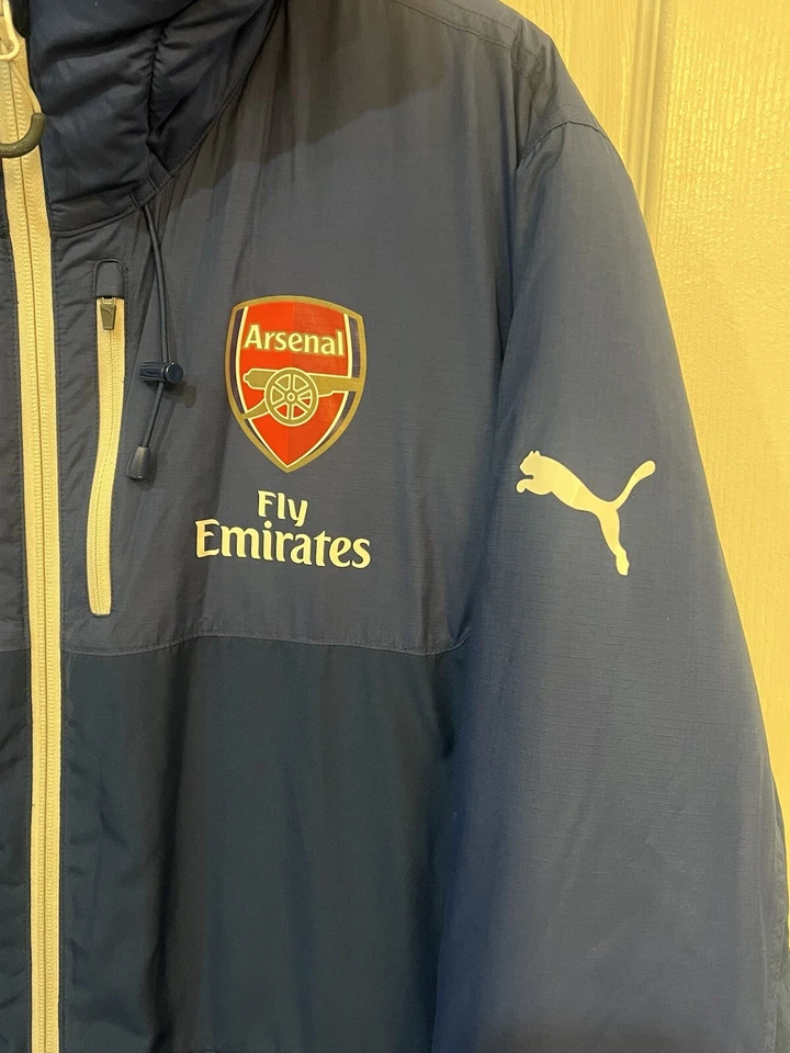 Chaqueta de banco larga Arsenal PUMA para hombre Estate azul/blanco Arsene Wenger GRANDE Foto 3 de 4
