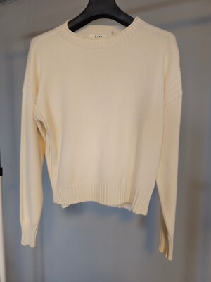 .Women's fashion, clothing, colorful, comfortable, soft, pleasant.
