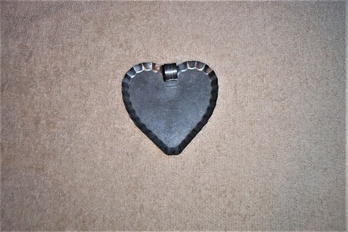 COUNTRY TIN FINGER HOLD CRIMPED EDGE HEART CANDLE PLATE / HOLDER old new stockk - 第 4/4 張圖片