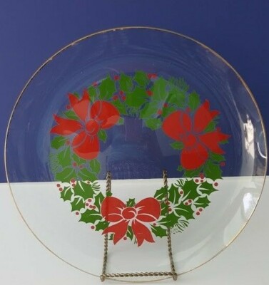 Premium Photo | A clear glass bowl with a bunch of lettuce and red berries