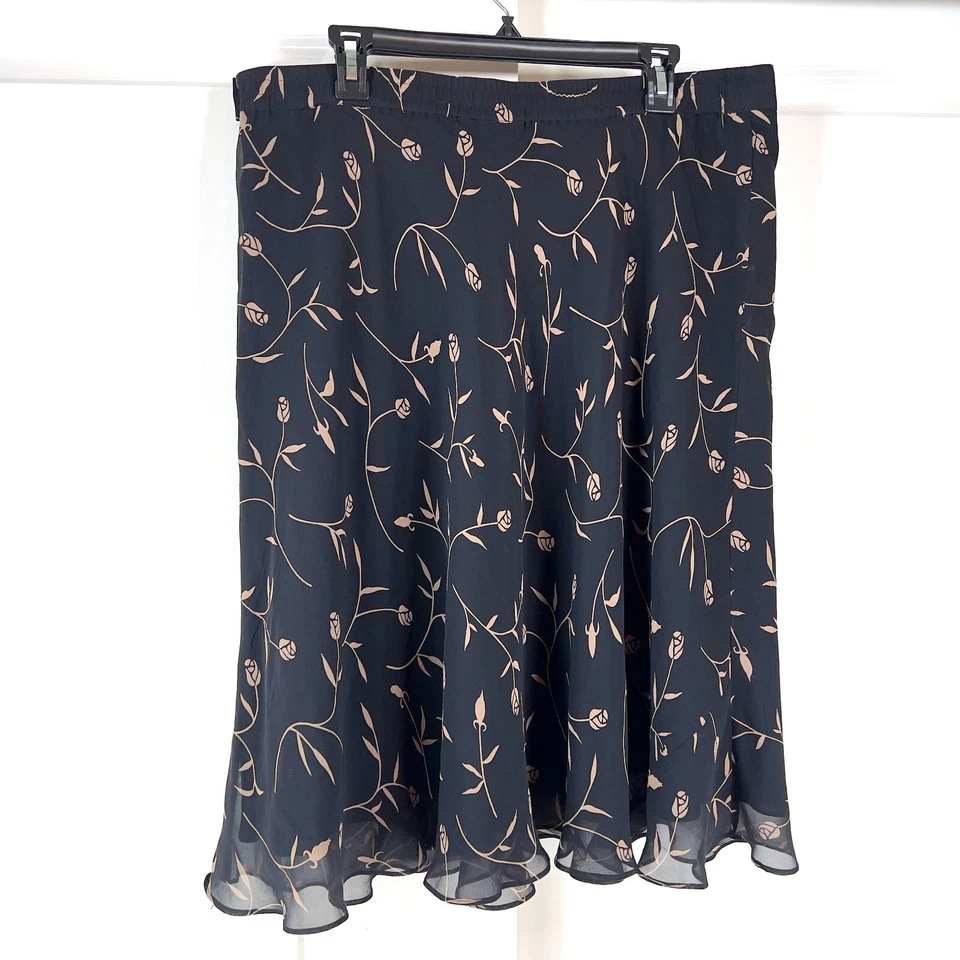 Bloomingdales 100% Silk Knee Length Skirt Silk Lining Black Floral Size 20 Zip - Image 3 of 4
