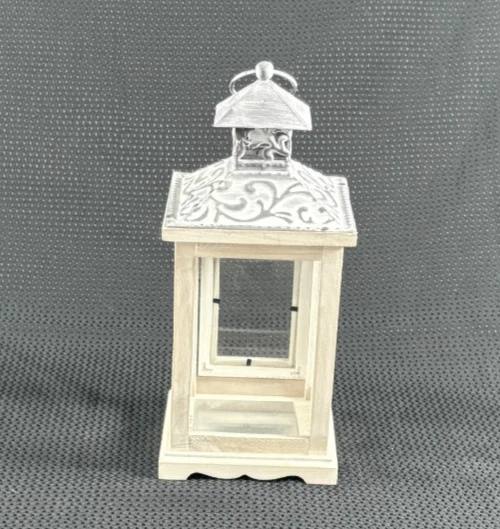Белый деревянный фонарь с вентилируемым металлическим верхом, дверь с защелкой высотой 12 дюймов 5,5 дюйма x 5,5 дюйма основание - Изображение 4 из 4