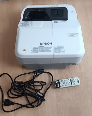 Epson EB-695Wi Interaktiver Ultrakurzdistanz-Beamer  wenig Lampenstunden 478 st
