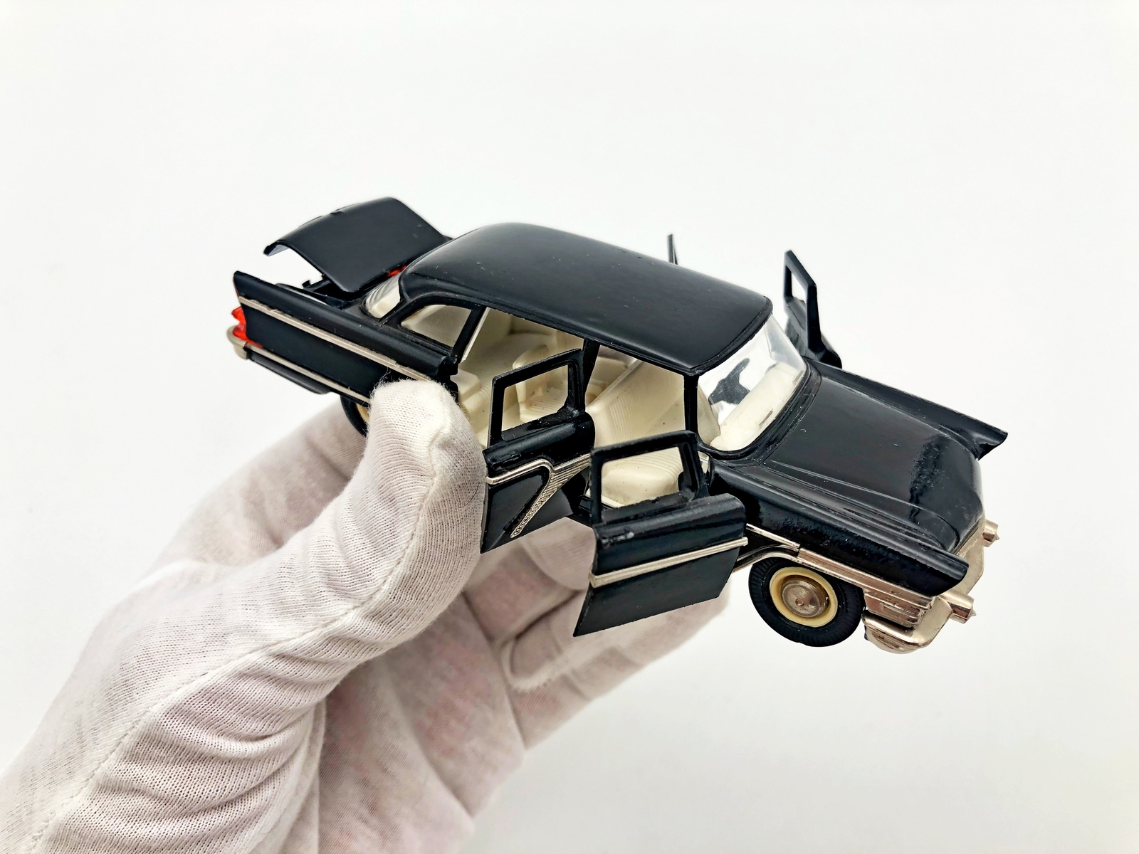 Chayka Gaz 13 A15 Vintage Model Car 1:43 Collectible Auto USSR 1988