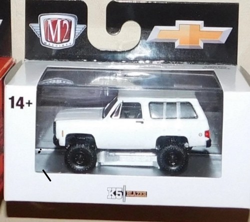 2025 M2 Machines - 1974 Chevrolet K5 Blazer 4x4 - R89 (Orange) & R99 (White) - Picture 2 of 3