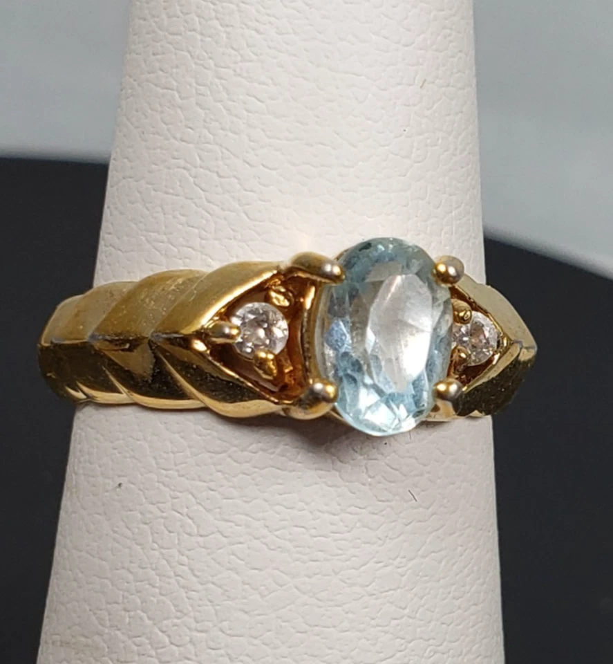 Anillo diseñado chapado en oro de 18k de acero inoxidable topacio azul claro y circonita cúbica talla 5 Foto 3 de 4