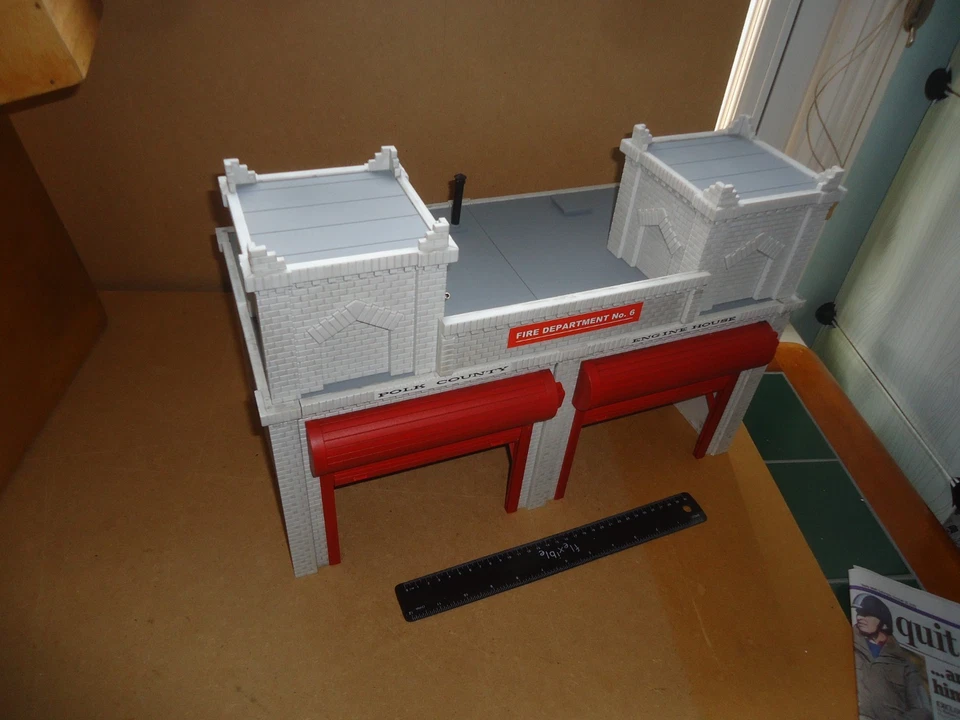 PIKO G GAUGE 62242 FIRE STATION WORKING SHUTTERS & WOODEN BOX AS SHOWN - Image 2 of 4