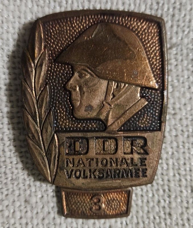 VINTAGE DDR EAST GERMAN ARMY COMBAT NATIONALE VOLKSARMEE BEST PIN BADGE 