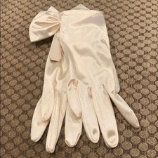 NWOT Cream Bow Gloves