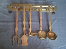Anciens ustensiles de cuisine et leur présentoir, le tout en laiton