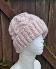 Cappello di lusso lavorato a mano con cavo bambino alpaca e merino rosa sabbia 
