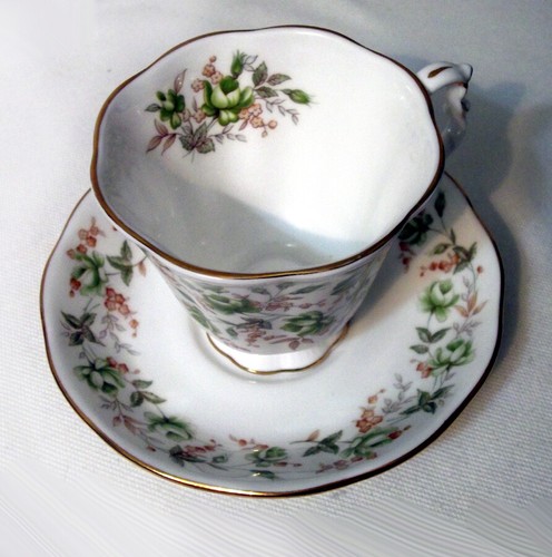 Royal Albert ROSE CHINTZ SERIES Cup & Saucer “GREEN VELVET”1982 England Pristine - Picture 8 of 12