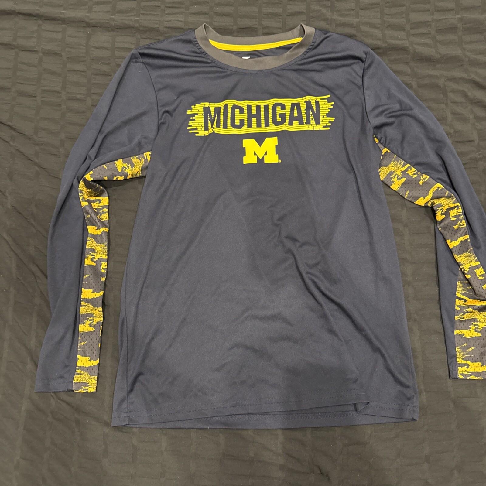 University of Michigan Long Sleeve T-shirt(Colosseum-Youth XL)