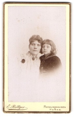 Photograph E. Röttger, Recklinghausen, portrait mother in white dress with daughter 