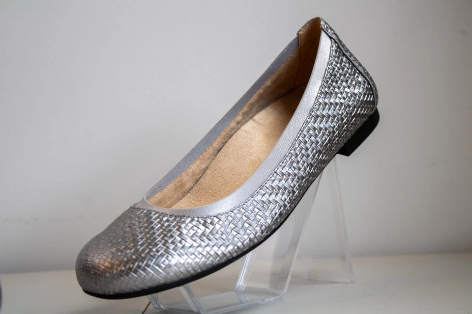 Zapatos planos cómodos clásicos de cuero plateado Vionic Anita para todo el día para mujer talla 8W” Foto 2 de 4