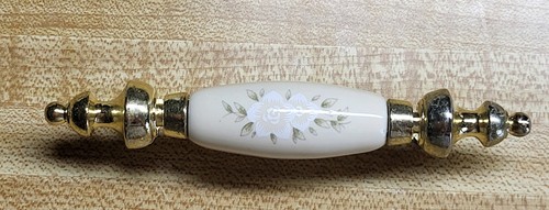 Vintage Cream Porcelain Floral Drawer Pulls Handle. Gold Tone. White Roses. - Picture 3 of 6