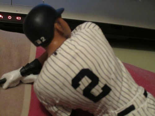 DEREK JETER SCULPTURE - DANBURY MINT - ISSUE: 6550 - LIMITED EDITION (2014) - Picture 7 of 10