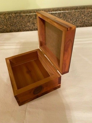 Cedar Trinket Box Hinged Lid Beautiful Dolphin Photo on Front Perfect Condition! - Picture 3 of 7