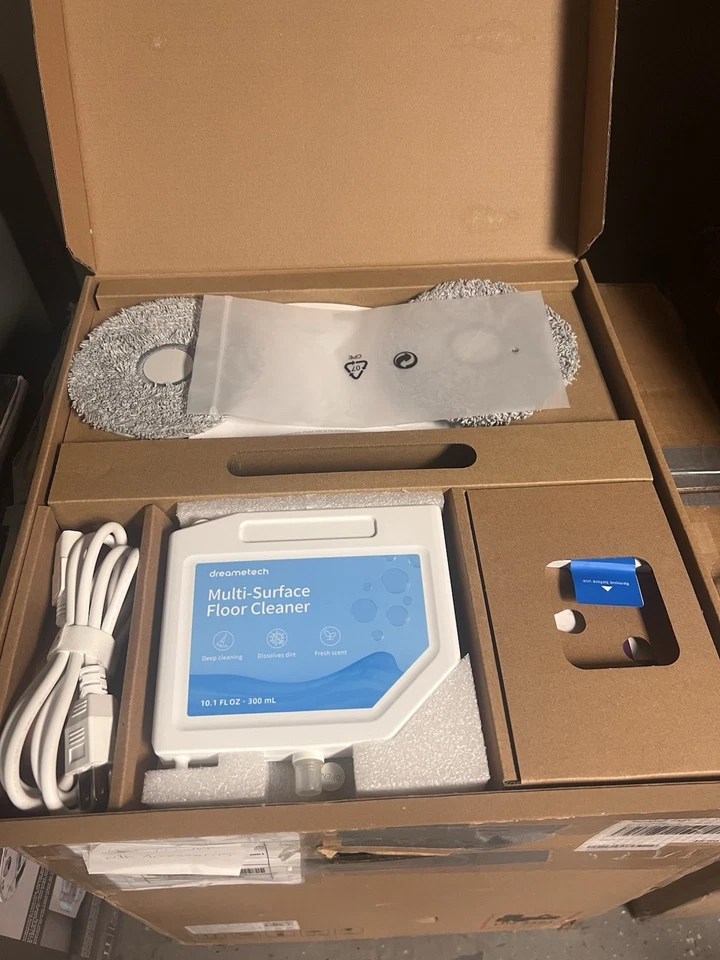 DreameBot L10s Ultra Robot Vacuum and Mop, Great Condition with all accessories  - Image 3 of 4