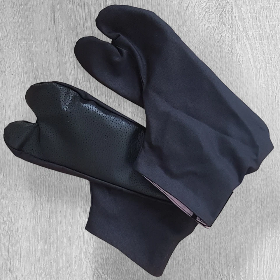 Zapatos Tabi japoneses negros con cierre de gancho y bucle Foto 3 de 4